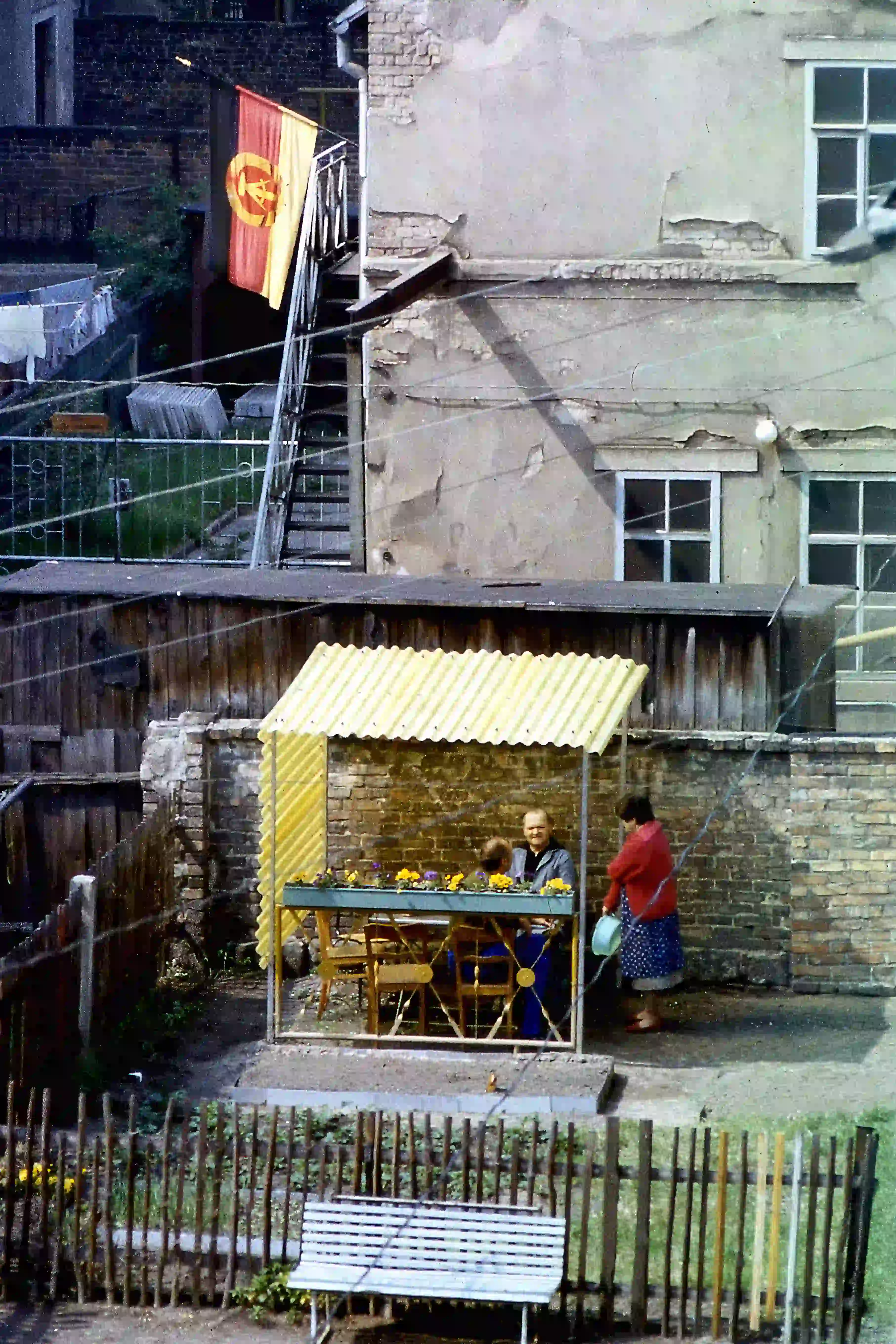 Achim Brückner (1984) - Kleines Gartenglück. Das Bild von 1984 zeigt einen Hinterhof in Dresden-Pieschen. Es wurde veröffentlicht im Buch 'Pieschen  - Aus der Geschichte eines Stadtteils'. Auch hängt das Foto im Stadtmuseum Dresden.